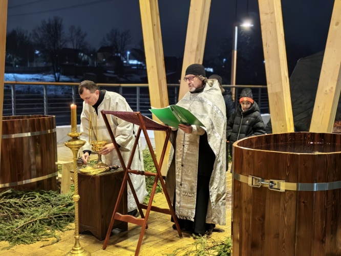 На обновлённой территории реки Синичка в Красногорске проходят традиционные Крещенские купания