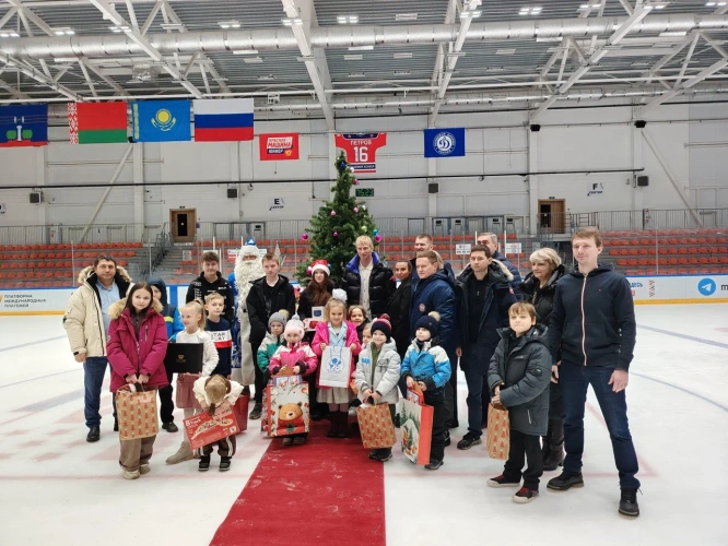 В Академии хоккея имени Владимира Петрова прошла благотворительная акция «Ёлка желаний»