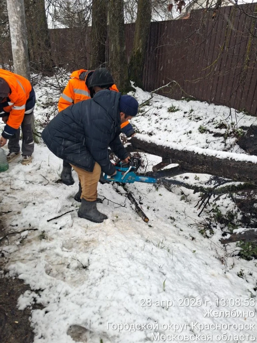 Апрельский снег в Красногорске: весна взяла паузу, а дворники - лопаты