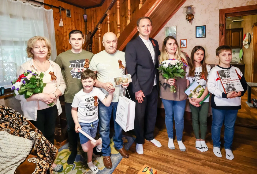 Дмитрий Волков поздравил семью героя СВО Романа Романова с Днем Великой Победы