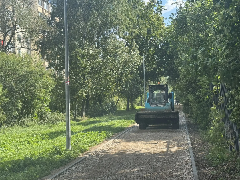 Ремонт пешеходной дорожки на улице Карбышева - на завершающей стадии