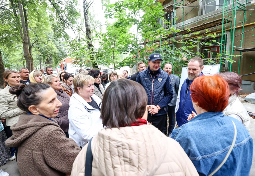 Дмитрий Волков и Сергей Колунов проверили капремонт дома на улице Пионерской, 12