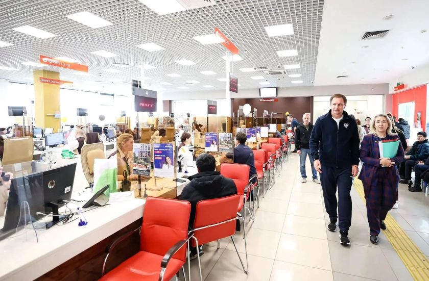 Дмитрий Волков проверил работу МФЦ в ТЦ «КитМолл»