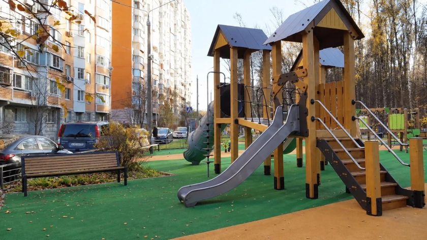 В Красногорске обновили детскую площадку на Пушкинской улице