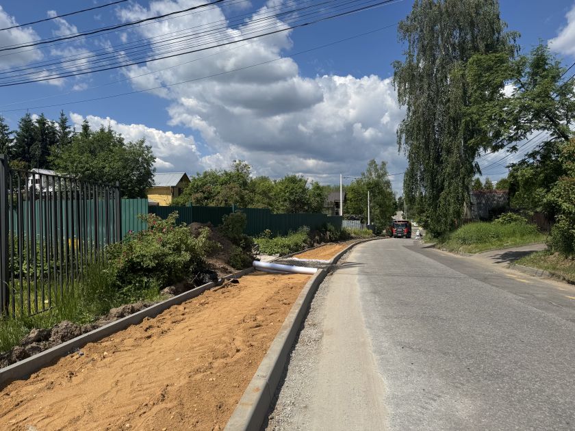 Новые тротуары и асфальт: в деревне Поздняково начались дорожные работы