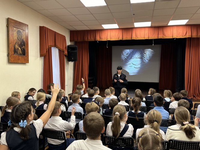 Сотрудники Госавтоинспекции провели уроки безопасности в Красногорских школах
