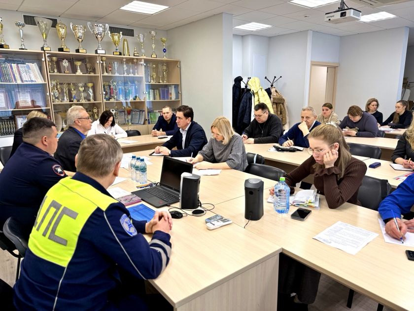Сотрудники Госавтоинспекции провели рабочее совещание с заместителями руководителей образовательных учреждений по безопасности