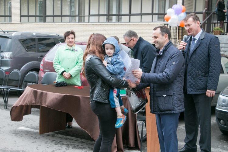 В День России жители Красногорска получили 16 ключей от квартир