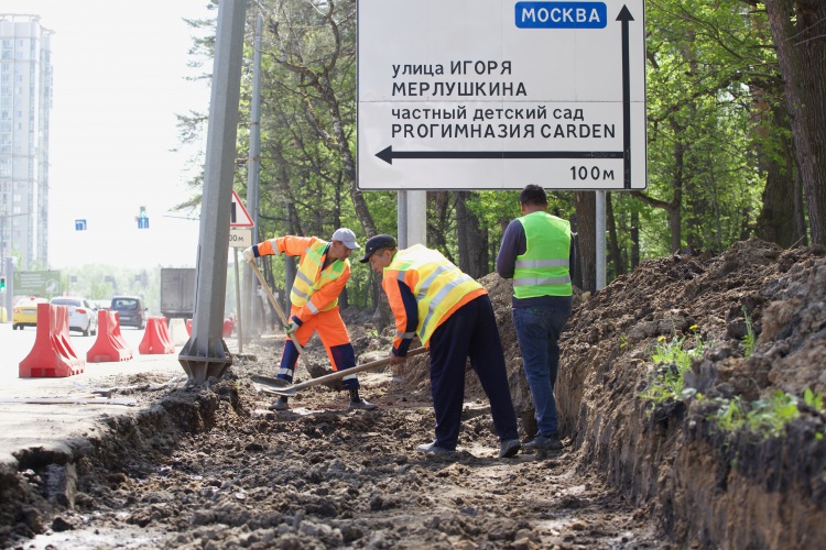 Строительство тротуара ведется на Волоколамском шоссе в Красногорске
