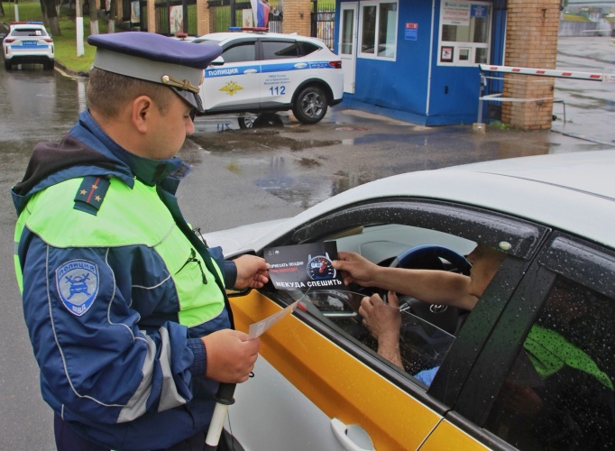 ПОДМОСКОВНЫЕ ГОСАВТОИНСПЕКТОРЫ ПРОВОДЯТ ИНФОРМАЦИОННО-РАЗЪЯСНИТЕЛЬНЫЕ БЕСЕДЫ С УЧАСТНИКАМИ ДОРОЖНОГО ДВИЖЕНИЯ