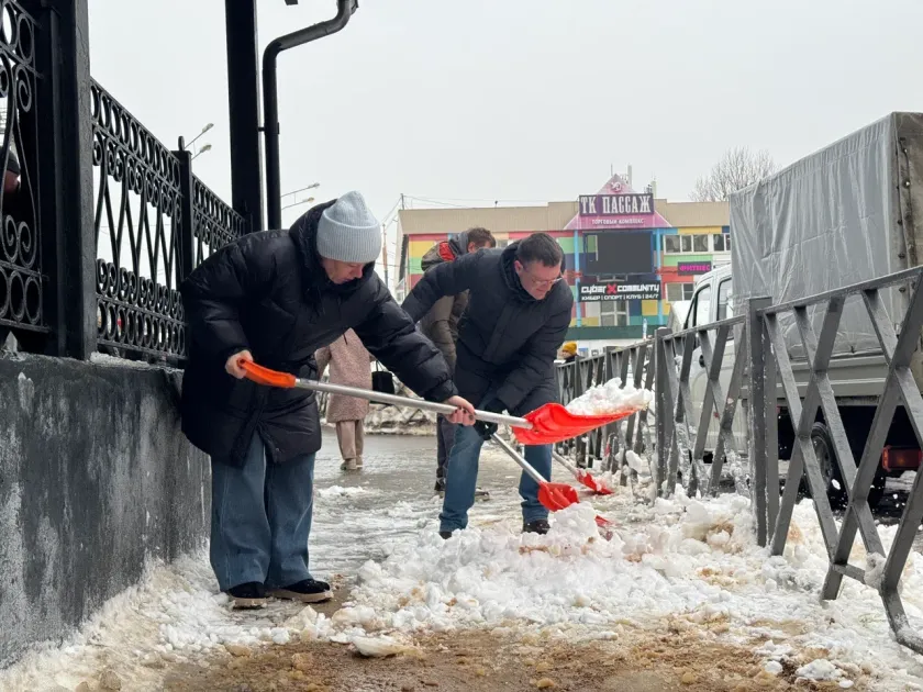 На МЦД «Павшино» ведутся работы по уборке снега, очистке ливневой канализации