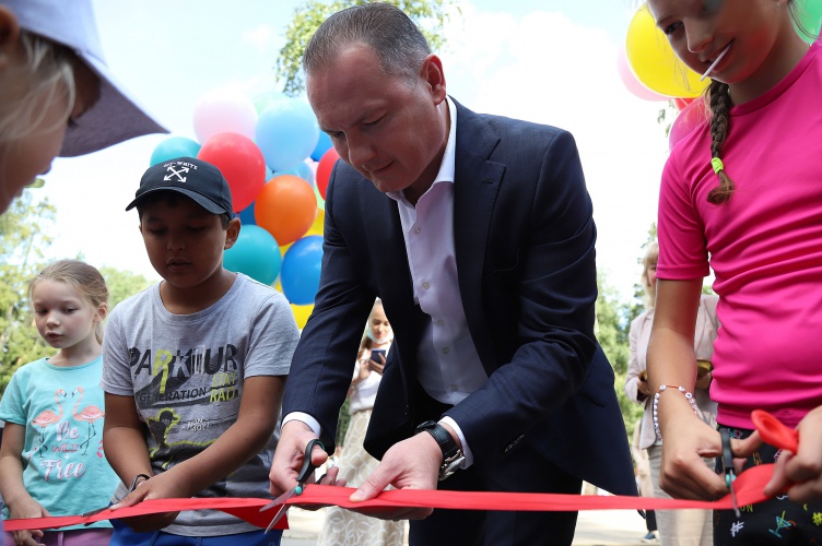 Новую детскую площадку открыли в микрорайоне Изумрудные холмы