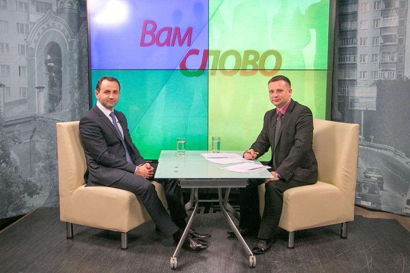 В прямом эфире программы «Вам слово» на вопросы телезрителей отвечает глава Красногорского района Михаил Сапунов.