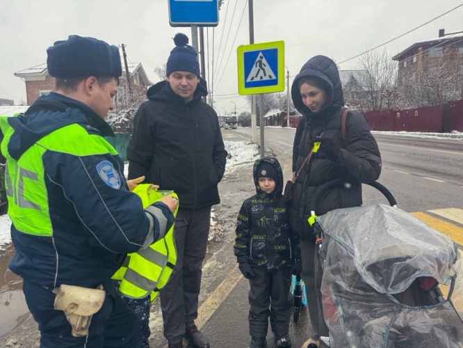 Сотрудники подмосковной госавтоинспекции напомнили пешим участникам дорожного движения о строгом соблюдении ПДД
