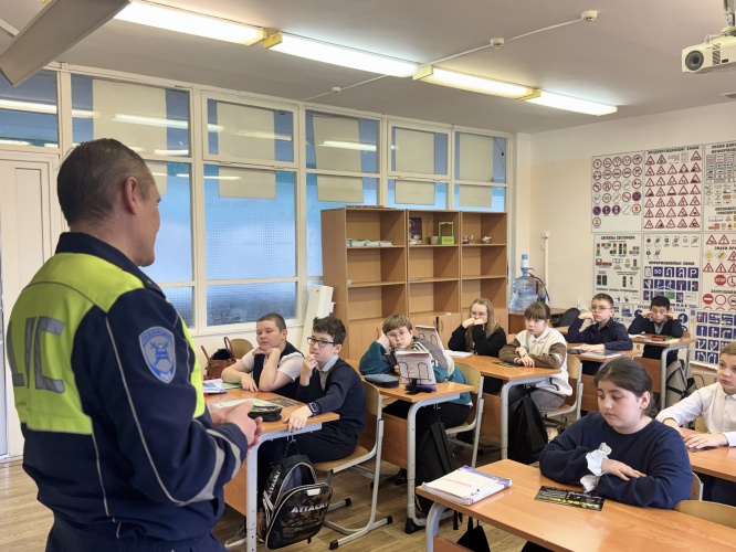 СОТРУДНИКИ ПОДМОСКОВНОЙ ГОСАВТОИНСПЕКЦИИ НАПОМНИЛИ ШКОЛЬНИКАМ ПРАВИЛА БЕЗОПАСНОСТИ НА ДОРОГАХ