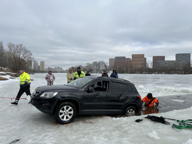В Красногорске извлекли затонувший автомобиль из Москвы-реки