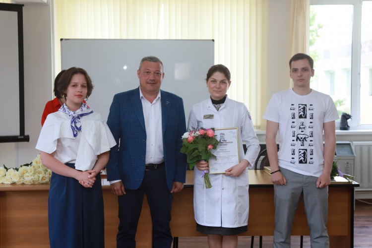 Единороссы поздравили красногорских медиков