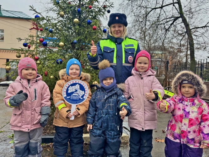 «Засветись как ёлочка!»: юные помощники украсили елку Госавтоинспекции