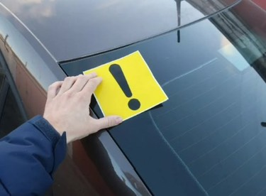 Ваш попутчик на дорогах: почему знак «Начинающий водитель» — это важно