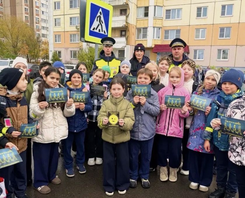 В рамках социального раунда «Засветись» Подмосковье автоинспекторы  помогают учащимся прокладывать безопасные маршруты в школу