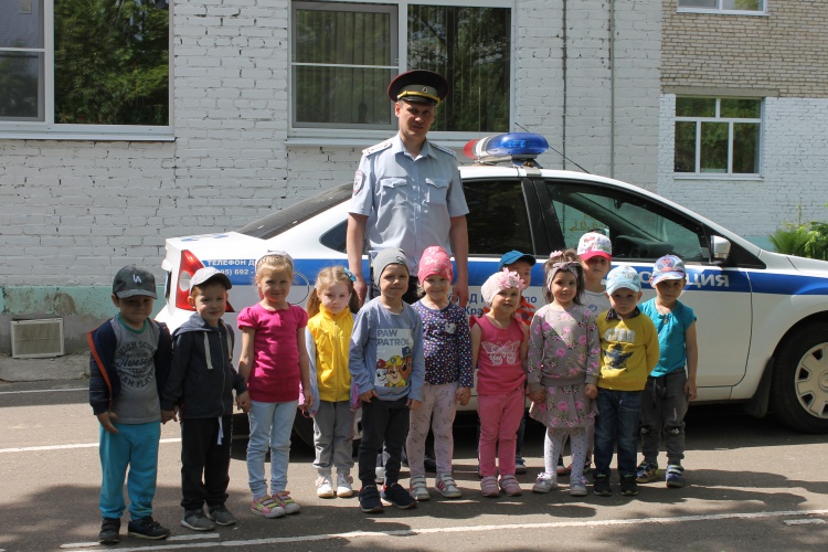 Госавтоинспекторы Красногорска провели с детьми занятие по правилам дорожного движения