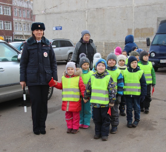 Дошкольников Красногорска научили переходить дорогу