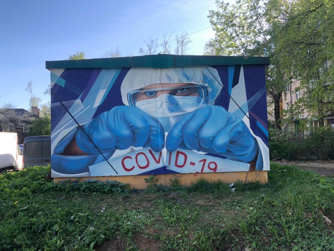 Картина «Спасибо врачам» украсила здание в Красногорске