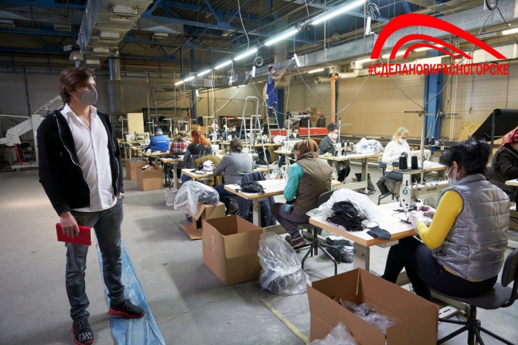 Обувная фабрика перепрофилировала производство для пошива защитных масок в Красногорске