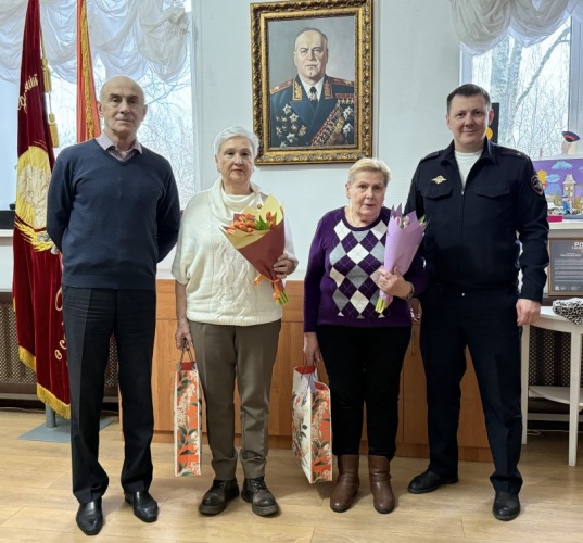 Полицейские и общественники в Красногорске поздравили женщин - ветеранов органов внутренних дел с Международным женским днем