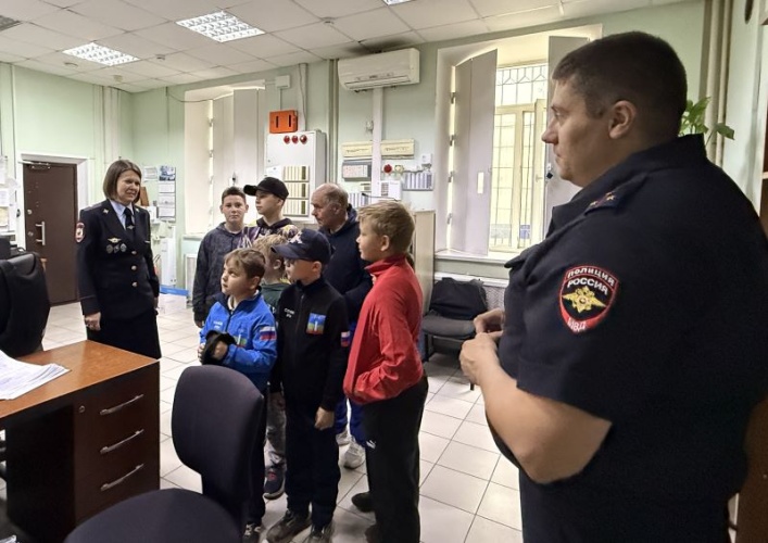 Сотрудники полиции в Красногорске провели для школьников экскурсию в Управлении МВД