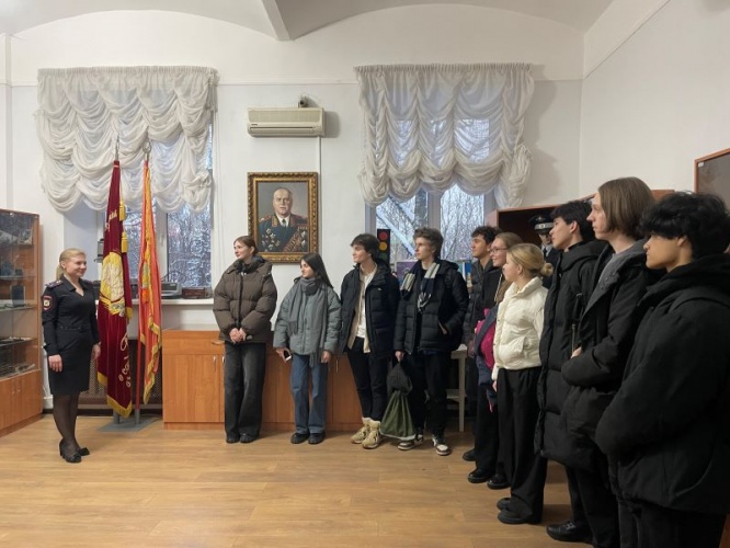 В Красногорске полицейские провели экскурсию для школьников местных школ