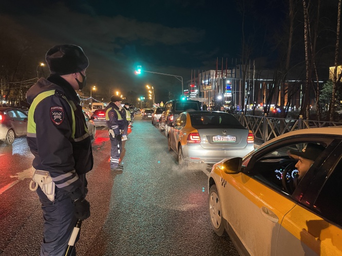 Более 400 автомобилей проверили сотрудники ГИБДД в ходе рейда "Нетрезвый водитель" в Красногорске