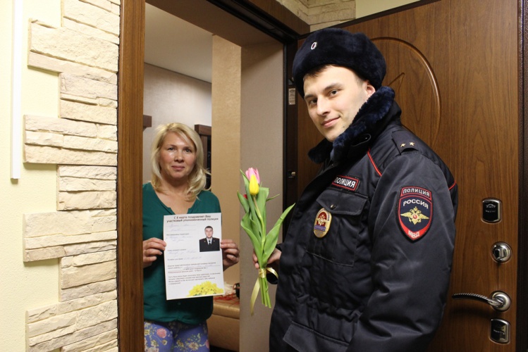 Участковые уполномоченные полиции УМВД России по г.о. Красногорск присоединились к акции «8 марта - в каждый дом»