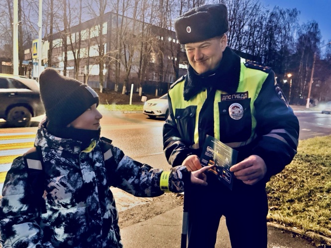 Сотрудники подмосковной госавтоинспекции напомнили пешим участниками дорожного движения о строгом соблюдении ПДД