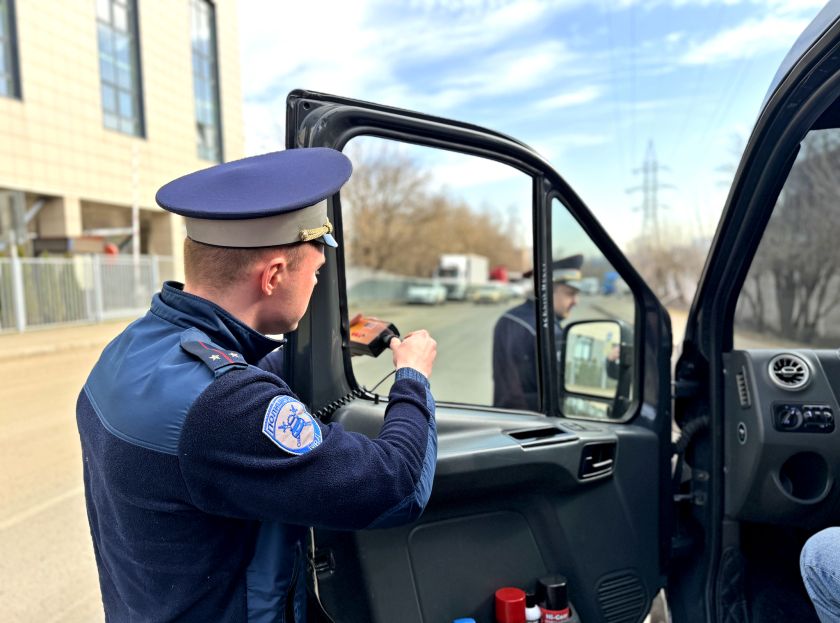 В РАМКАХ ПРОФИЛАКТИЧЕСКОГО МЕРОПРИЯТИЯ «ТОНИРОВКА» СОТРУДНИКИ ГОСАВТОИНСПЕКЦИИ НАПОМНИЛИ ВОДИТЕЛЯМ О СТРОГОМ СОБЛЮДЕНИИ ПРАВИЛ ДОРОЖНОГО ДВИДЕНИЯ