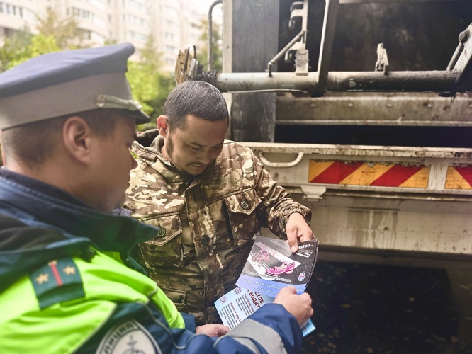 Сотрудники Подмосковной Госавтоинспекции  проводят инструктажи по безопасности дородного движения для водителей мусоровозов