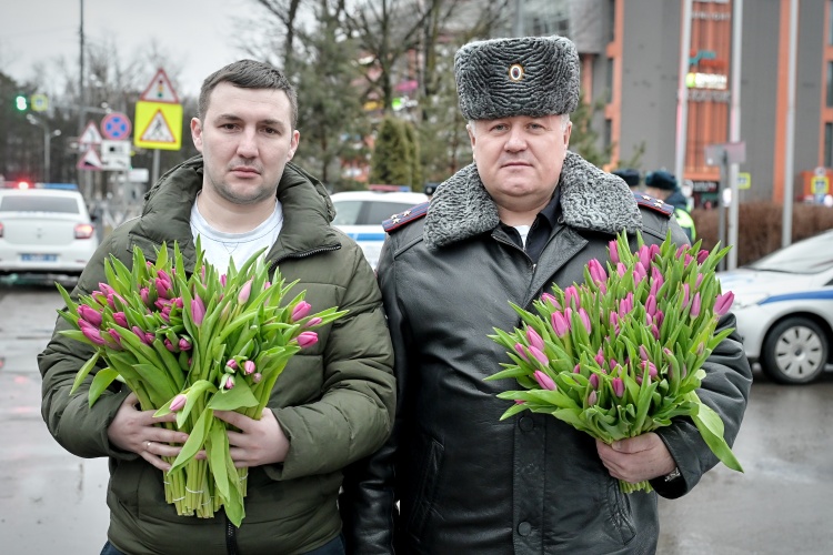 «ЦВЕТЫ ДЛЯ АВТОЛЕДИ» - ПОЗДРАВИТЕЛЬНАЮ АКЦИЮ С ТАКИМИ НАЗВАНИЯМ ПРОВЕЛА ПОДМОСКОВНАЯ ГОСАВТОИНСПЕКЦИЯ