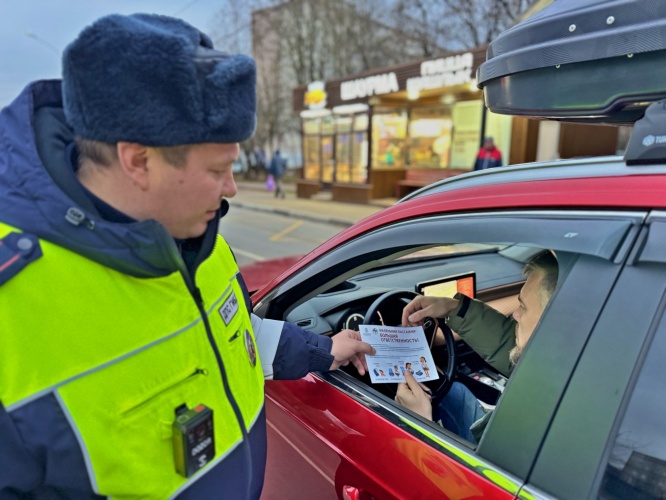 АВТОИНСПЕКТОРЫ ПРОКОНТРОЛИРОВАЛИ БЕЗОПАСНОСТЬ ЮНЫХ ПАССАЖИРОВ