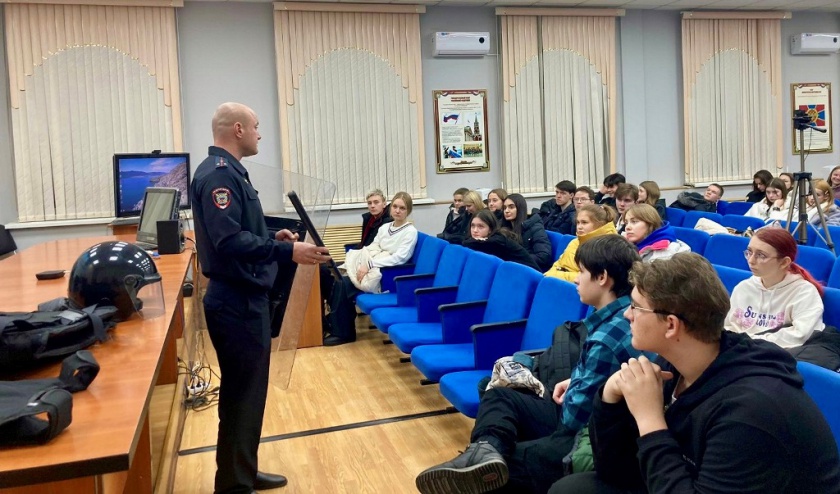 В Красногорске полицейские рассказали школьникам о своей работе
