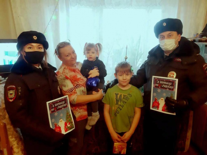 В Красногорске сотрудники полиции приняли участие в благотворительной акции «Полицейский Дед Мороз»
