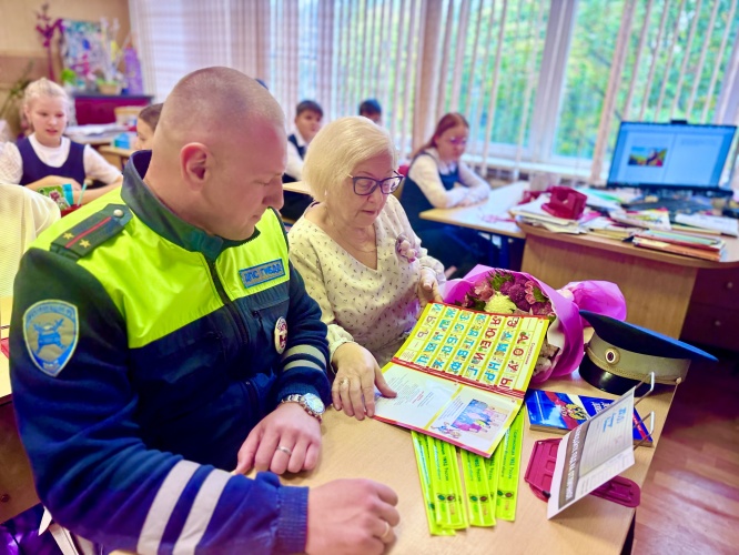 В Московской области сотрудники Госавтоинспекции поблагодарили своих первых учителей