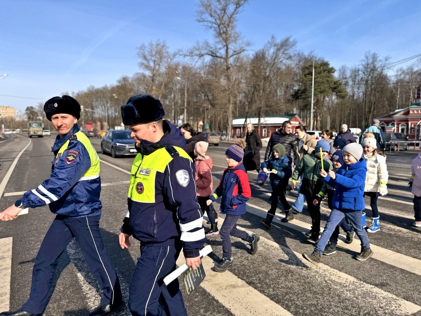 В Подмосковье автоинспекторы  помогают учащимся прокладывать безопасные маршруты в школу