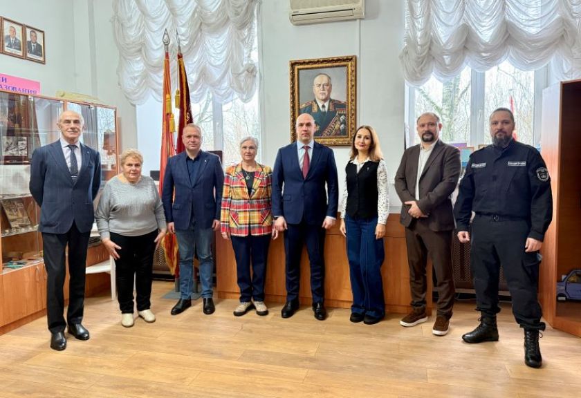 Полицейский и общественники в Красногорске поздравили женщин-ветеранов органов внутренних дел с весенним праздником