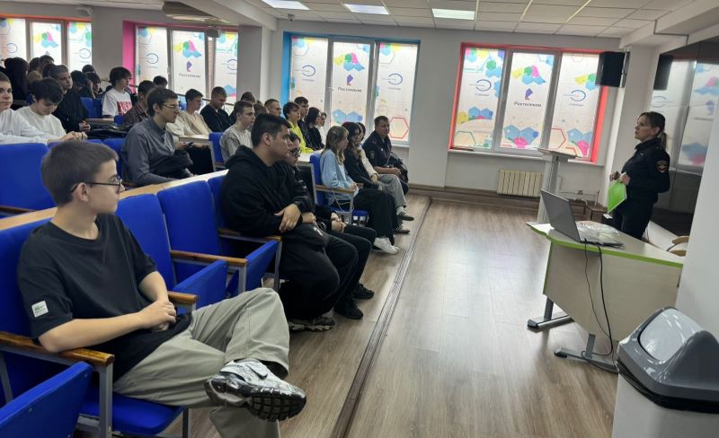 Полицейские УМВД России по г.о. Красногорск провели акцию «Будь в форме» для студентов