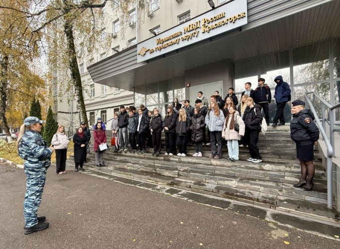 Полицейские и общественник в Красногорске провели «День открытых дверей»