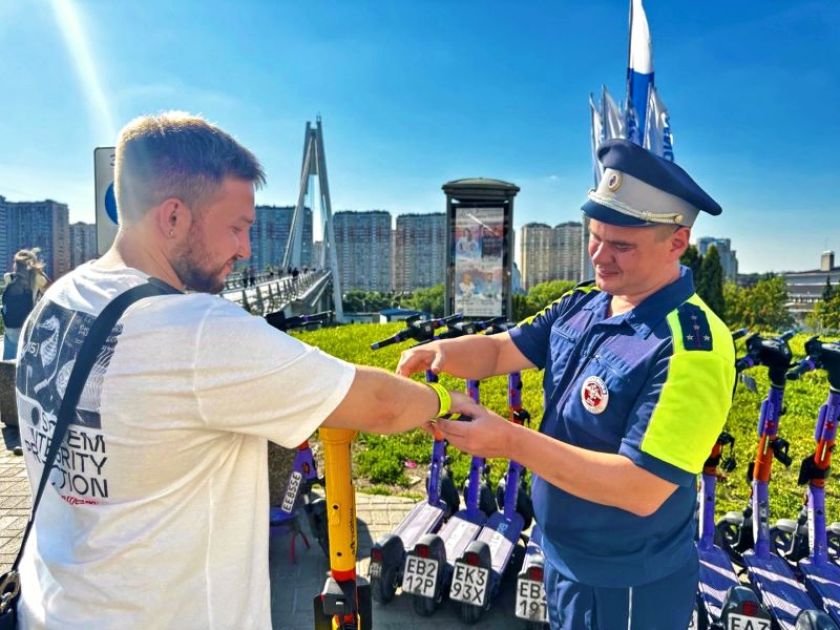 Госавтоинспекторы в Красногорске разъяснили участникам дорожного движения о правилах использования средствами индивидуальной мобильности