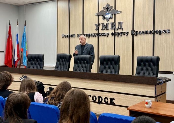 Полицейские и общественник в Красногорске провели акцию «Моя профессия - полицейский»