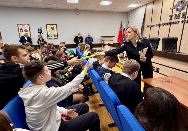 Полицейские и общественник в Красногорске провели акцию «Один день с полицией»