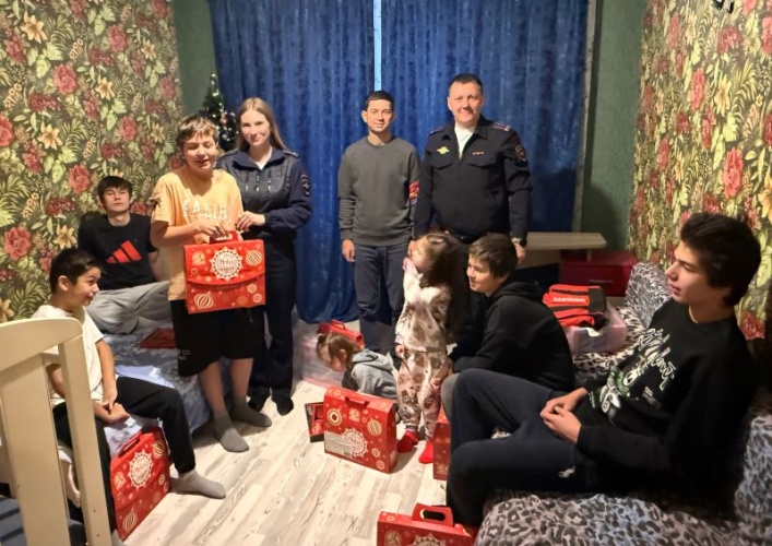 В Красногорске сотрудники полиции и общественник присоединились к акции «Полицейский Дед Мороз»
