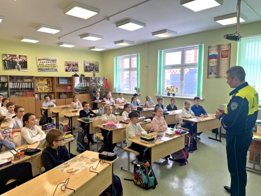 Госавтоинспектор в Красногорске провёл урок по безопасности дорожного движения для школьников